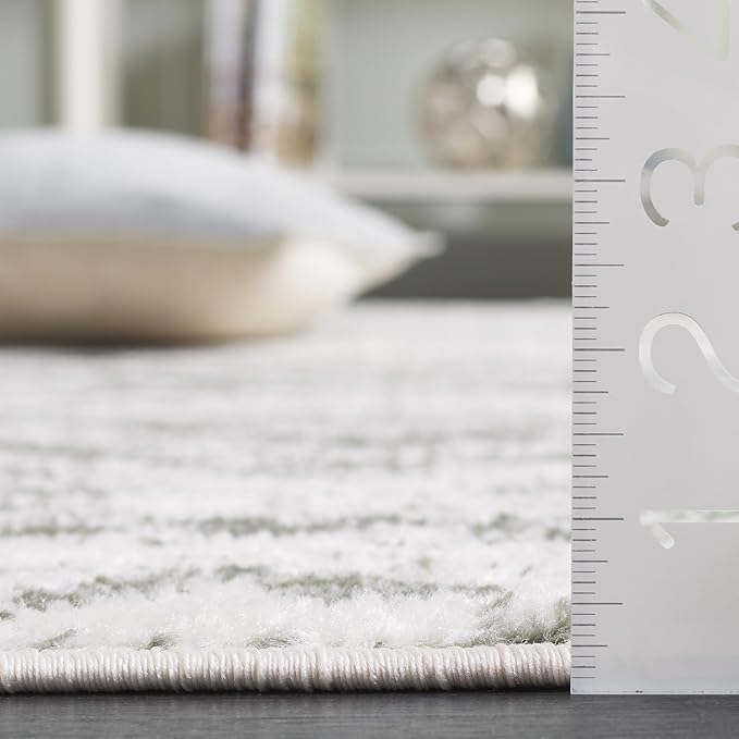 SAFAVIEH Adirondack Collection Runner Rug - 2'6" x 8', Ivory & Green, Geometric Design, Ideal for High Traffic Areas in Entryway, Kitchen & Bathroom (ADR131W-28)