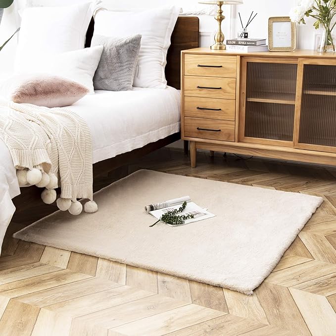 Ashler Faux Fur Rug, Ultra Soft Faux Rabbit Fur, Beige Area Rugs, 4 x 4 Feet Square, Machine Washable Nursery Decor Throw Rugs for Bedroom, Kids Room, Living Room