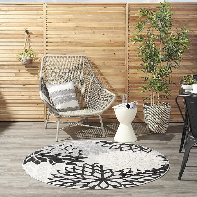 Nourison Aloha 48" Round Fabric Indoor/Outdoor Rug in Black/White Finish