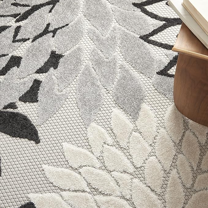 Nourison Aloha 48" Round Fabric Indoor/Outdoor Rug in Black/White Finish