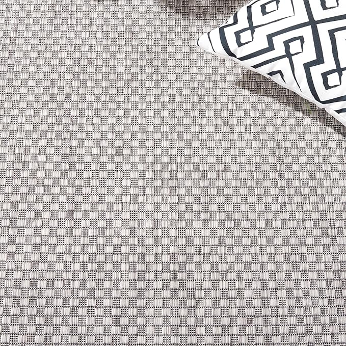 SAFAVIEH Courtyard Collection Area Rug - 10' Round, Light Grey & Black, Geometric Pattern, Indoor/Outdoor & Washable, Ideal for Patio, Backyard, Mudroom (CY8475-37612-10R)